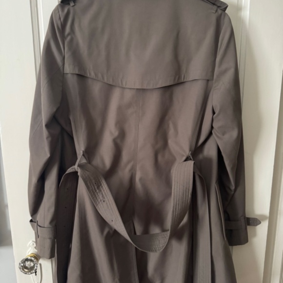Burberry Trench, modern cut US size 10 Uk size 12 - Picture 3 of 16